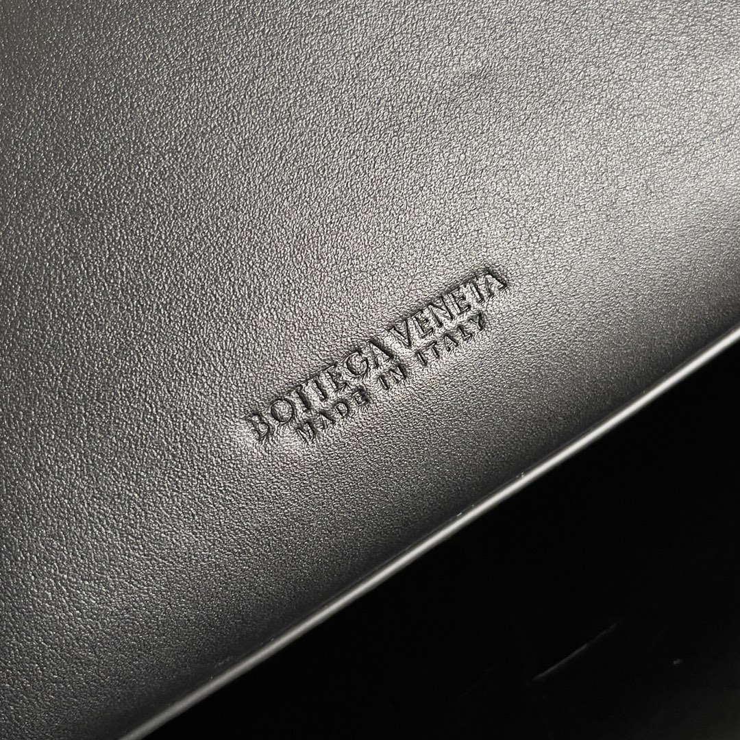 Bottega Veneta BV 810213 Small Andiamo bag BV9034