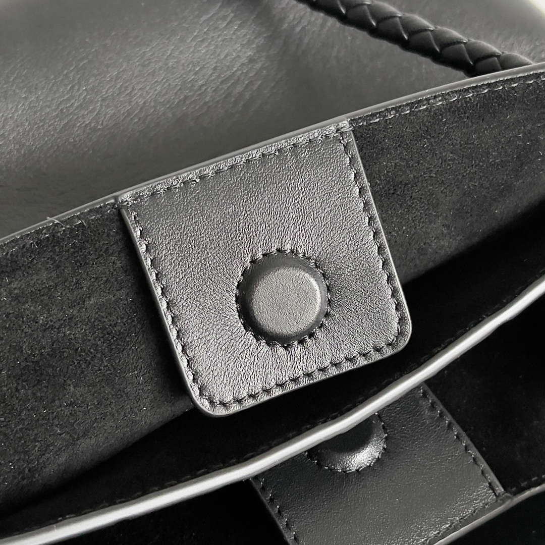 Bottega Veneta BV 810213 Small Andiamo bag BV9034