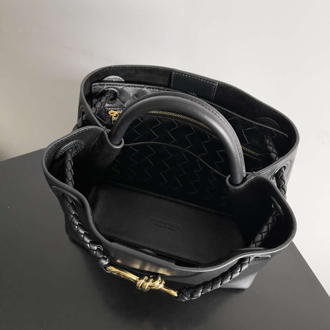 Bottega Veneta BV 810213 Small Andiamo bag BV9034