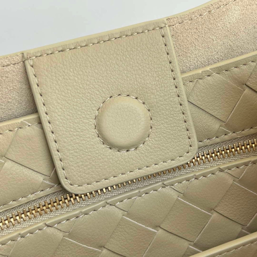 Bottega Veneta BV 810213 Small Andiamo bag BV9035
