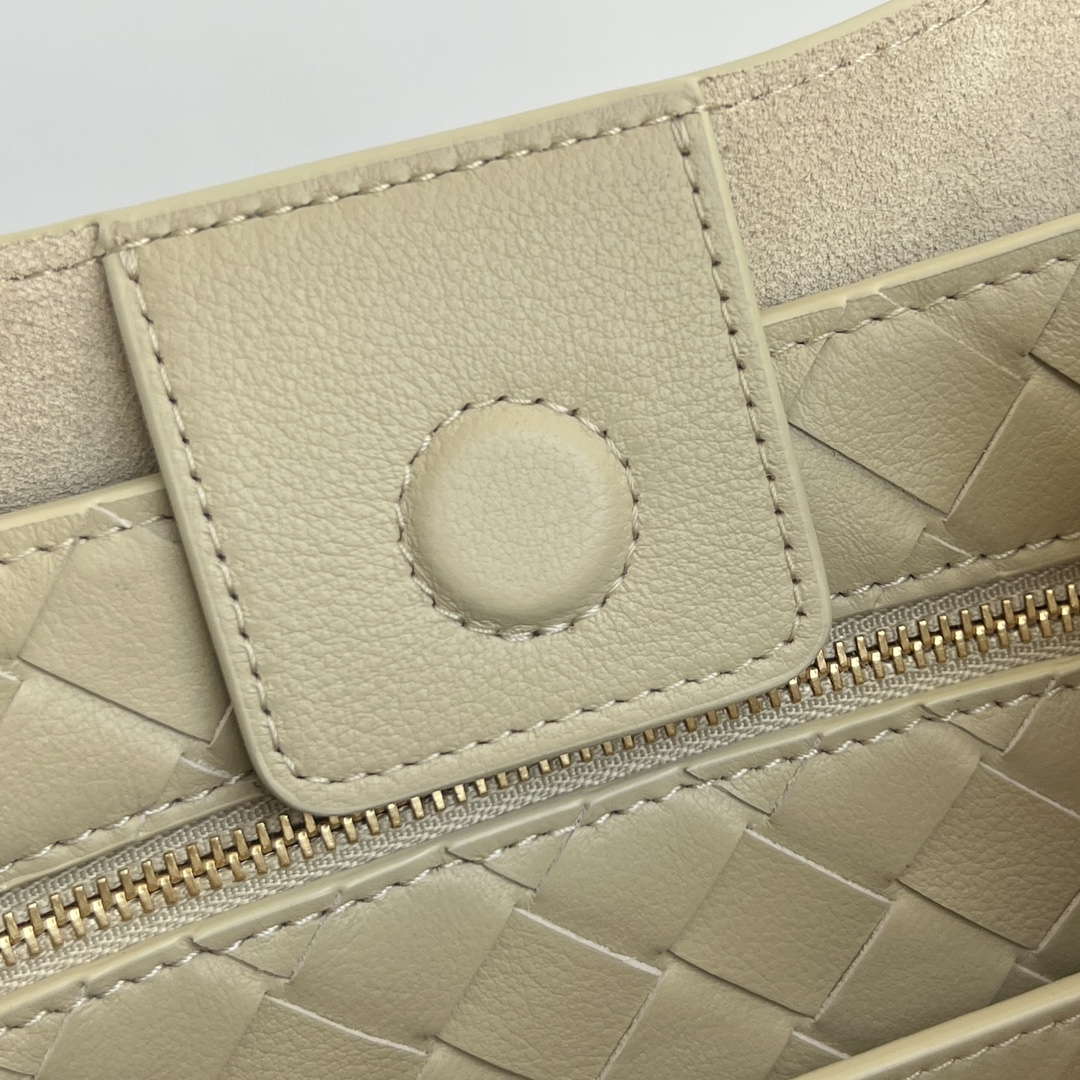 Bottega Veneta BV 810213 Small Andiamo bag BV9035