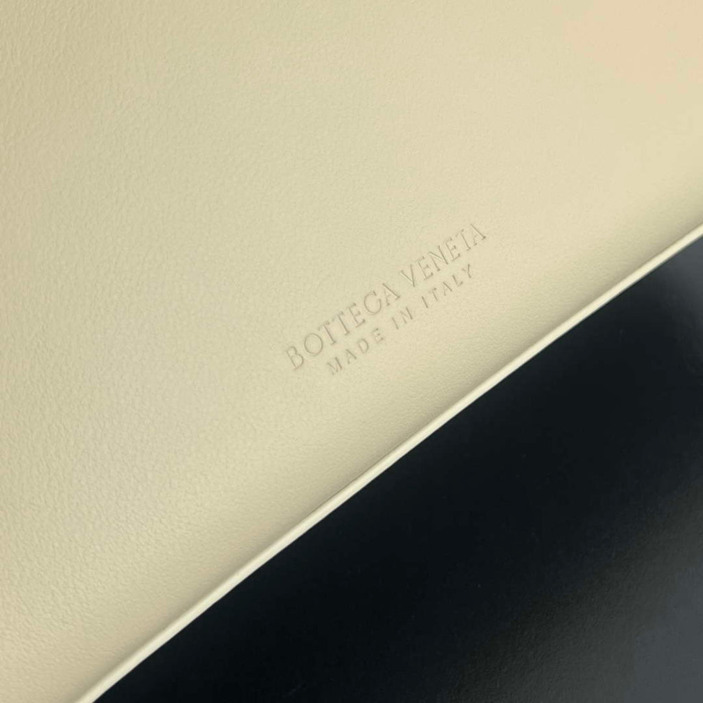 Bottega Veneta BV 810213 Small Andiamo bag BV9035