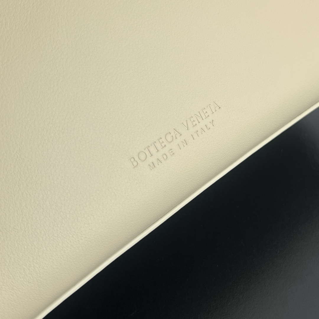 Bottega Veneta BV 810213 Small Andiamo bag BV9035