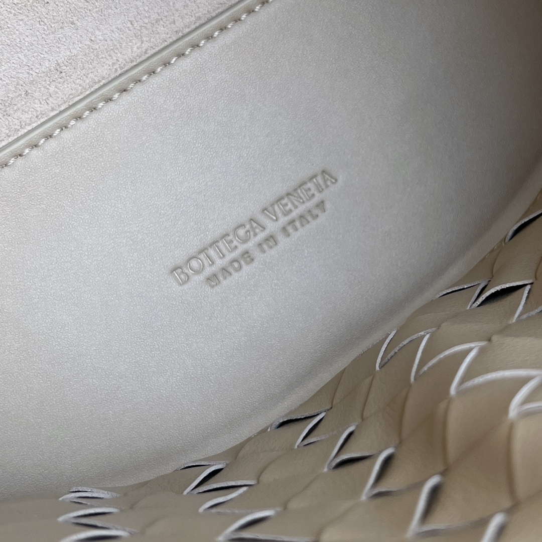 Bottega Veneta BV 810213 Small Andiamo bag BV9035