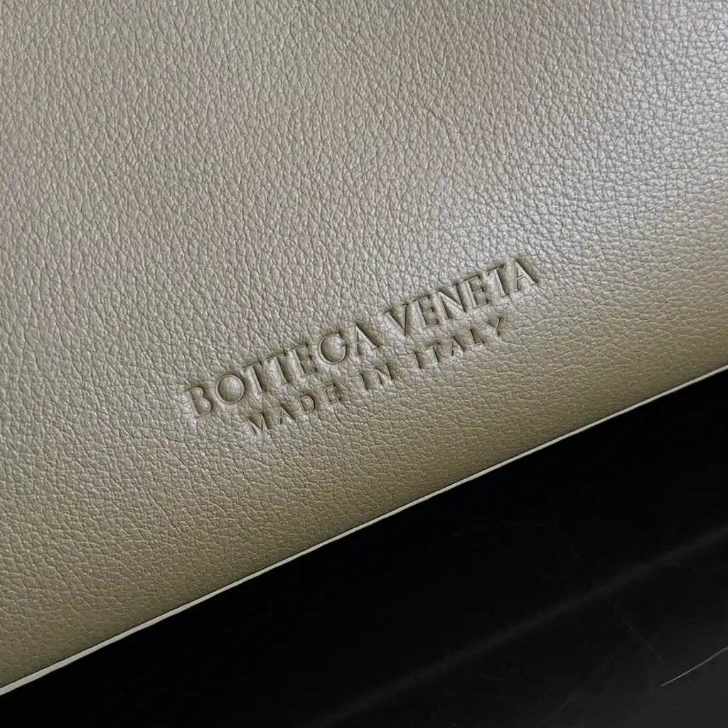 Bottega Veneta BV 810213 Small Andiamo bag BV9103