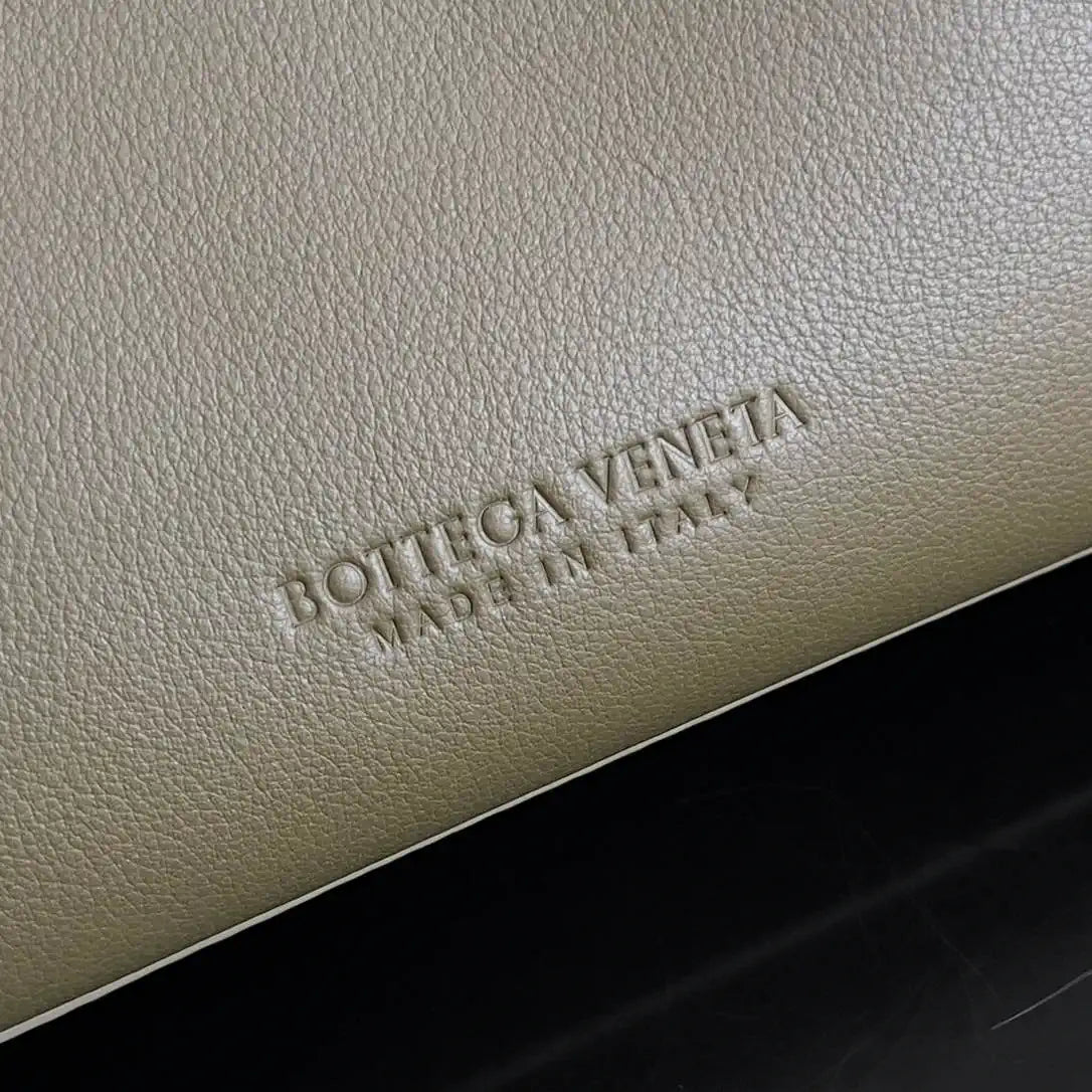 Bottega Veneta BV 810213 Small Andiamo bag BV9103