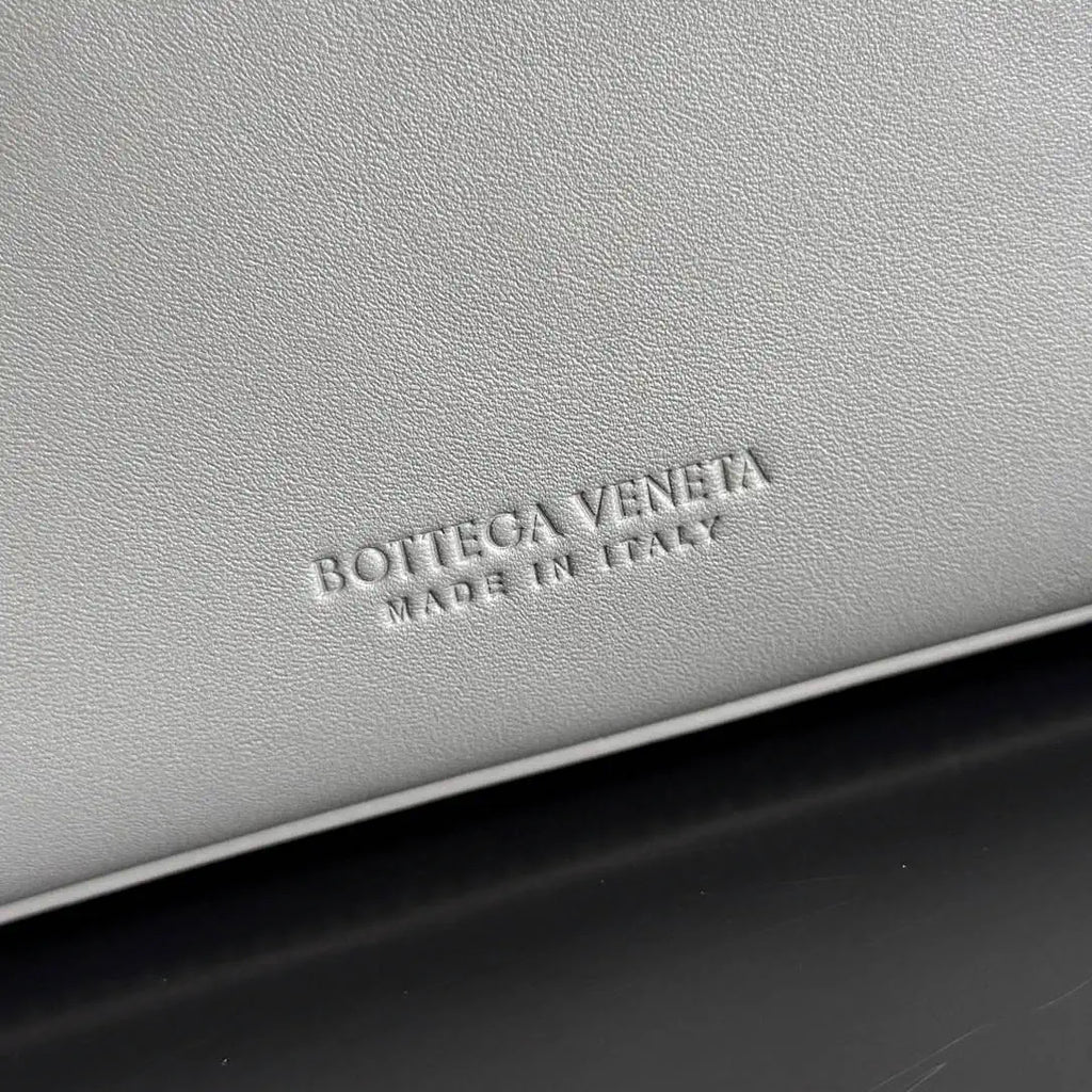 Bottega Veneta BV 810213 Small Andiamo bag BV9105