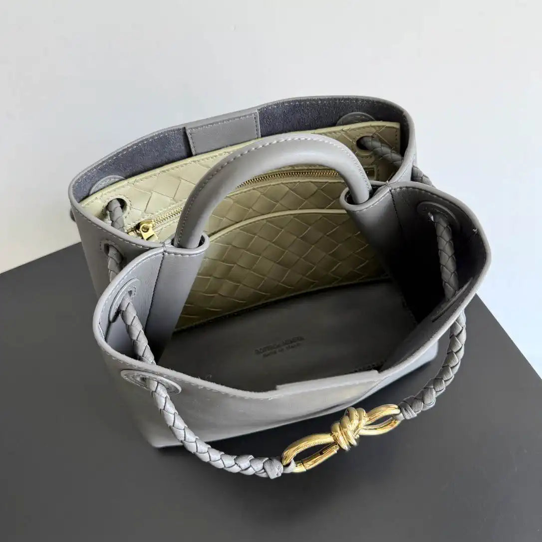 Bottega Veneta BV 810213 Small Andiamo bag BV9105