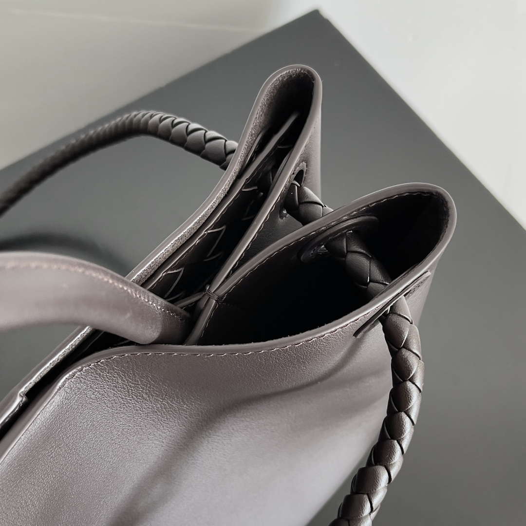 Bottega Veneta BV 810214 Meduim Andiamo bag BV9030