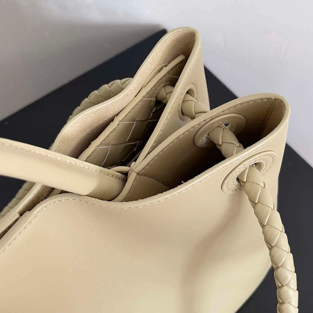Bottega Veneta BV 810214 Meduim Andiamo bag BV9031