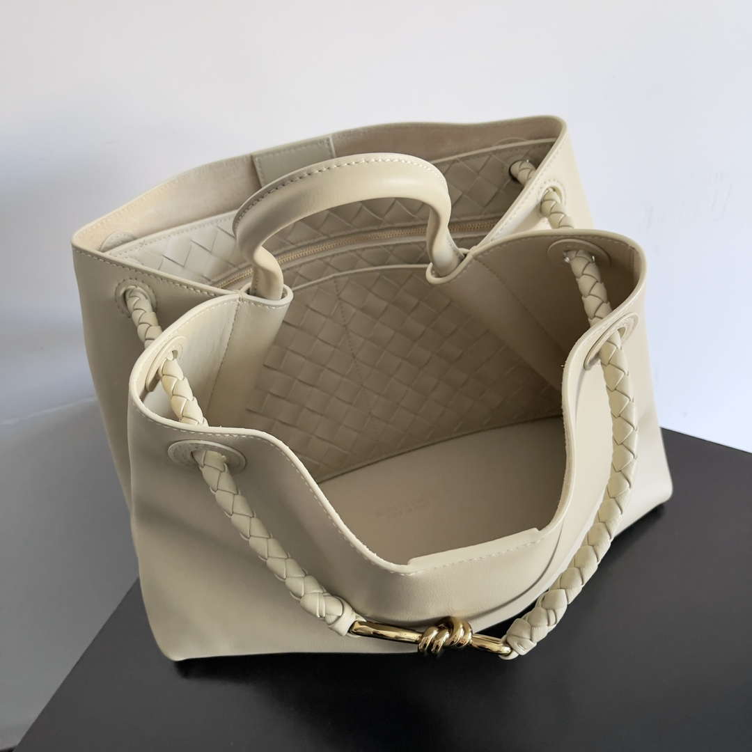 Bottega Veneta BV 810214 Meduim Andiamo bag BV9031