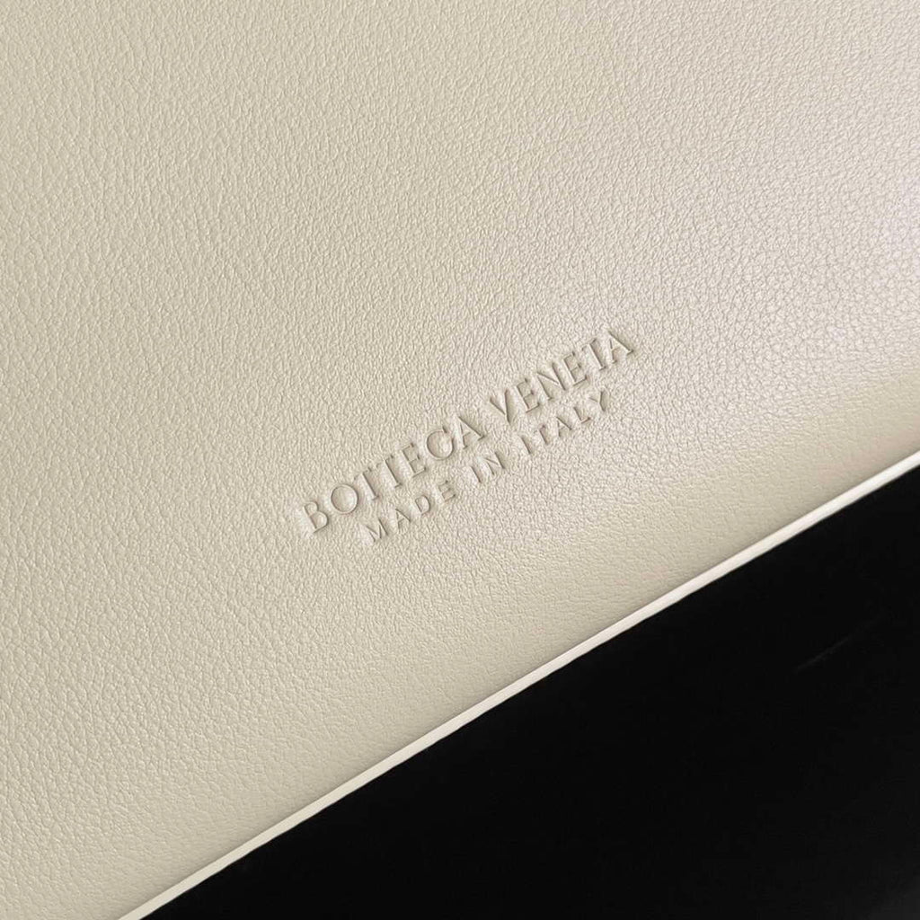 Bottega Veneta BV 810214 Meduim Andiamo bag BV9031