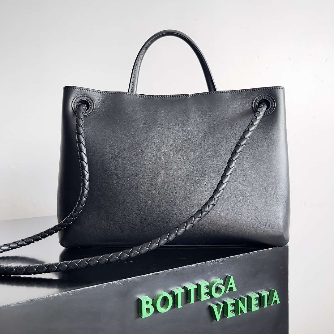 Bottega Veneta BV 810214 Meduim Andiamo bag BV9032