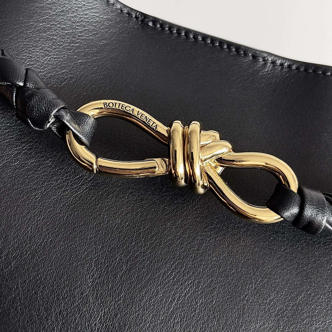 Bottega Veneta BV 810214 Meduim Andiamo bag BV9032