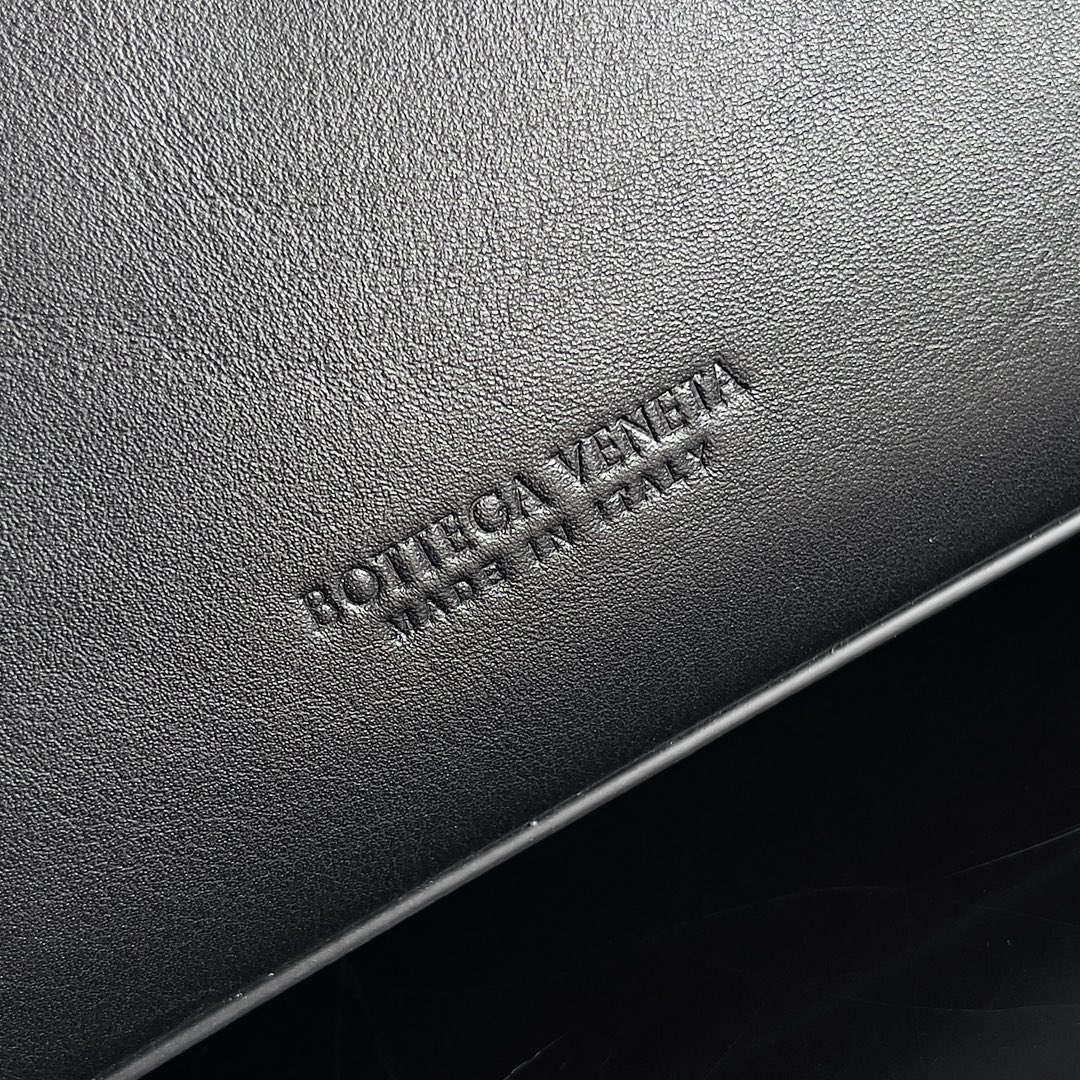 Bottega Veneta BV 810214 Meduim Andiamo bag BV9032