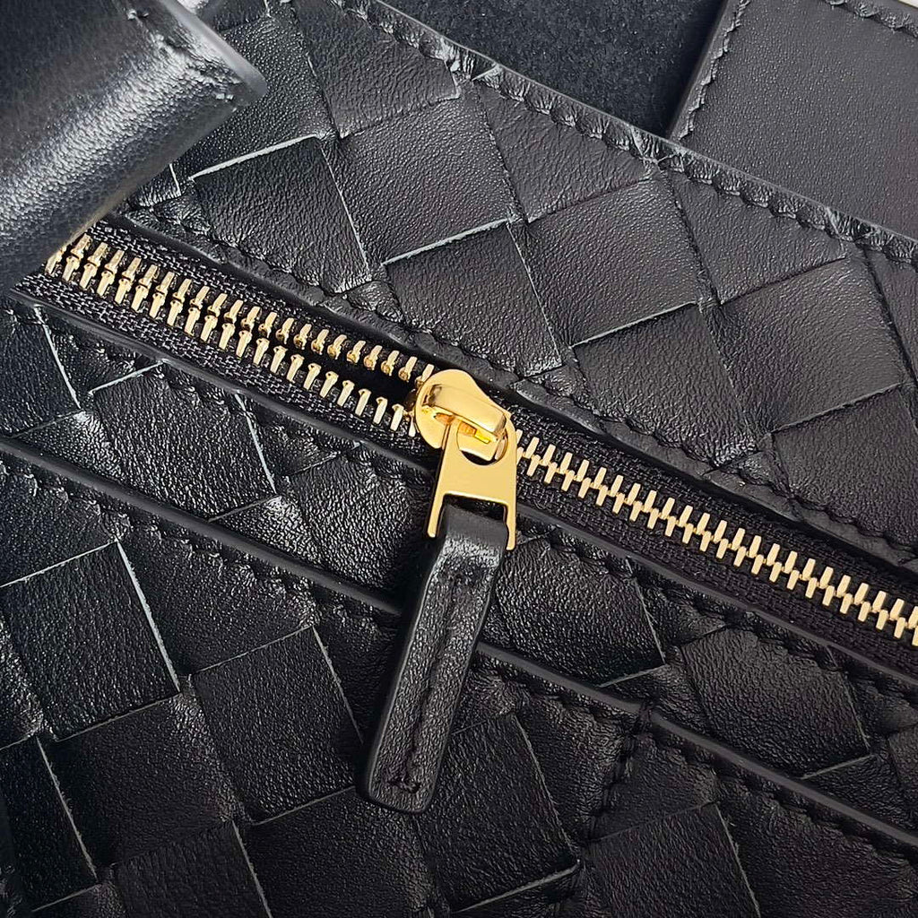 Bottega Veneta BV 810214 Meduim Andiamo bag BV9032