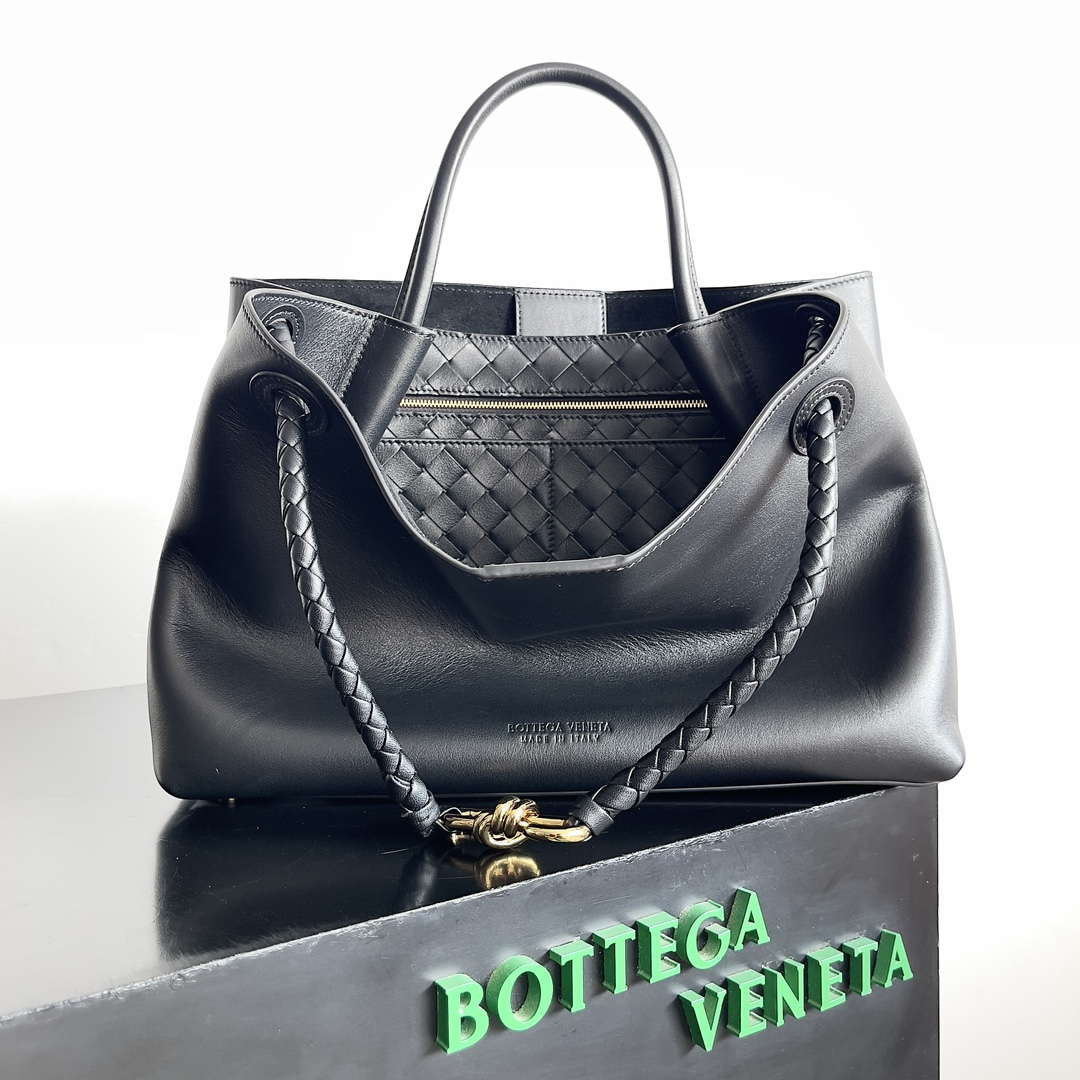 Bottega Veneta BV 810214 Meduim Andiamo bag BV9032