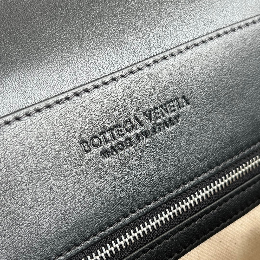 Bottega Veneta BV 815781V2HLD1208 Small Andiamo Messenger Black