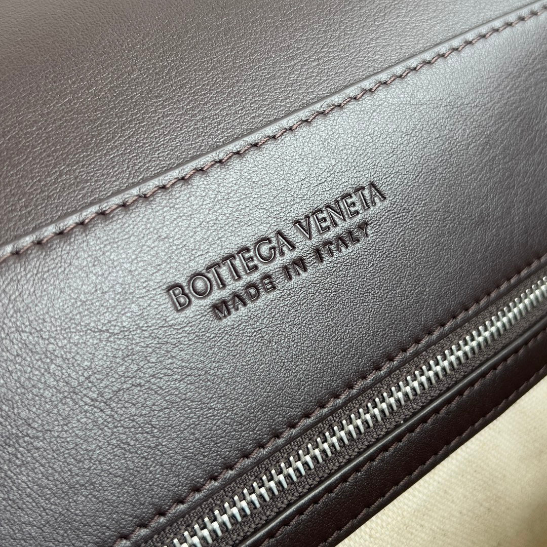 Bottega Veneta BV 815781V2HLD1208 Small Andiamo Messenger Brown