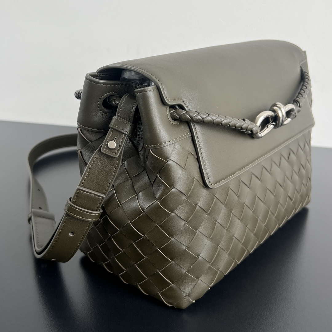 Bottega Veneta BV 815781V2HLD1208 Small Andiamo Messenger Green