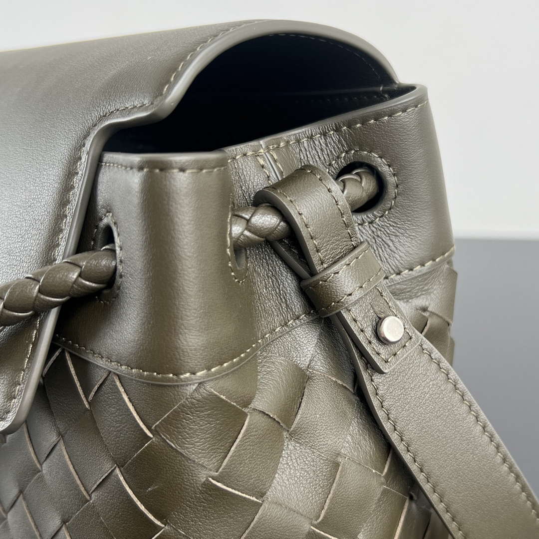 Bottega Veneta BV 815781V2HLD1208 Small Andiamo Messenger Green