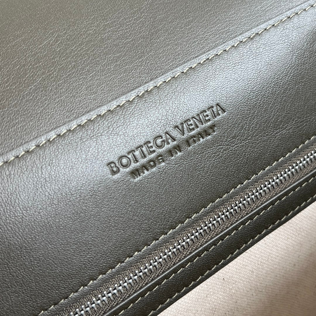 Bottega Veneta BV 815781V2HLD1208 Small Andiamo Messenger Green