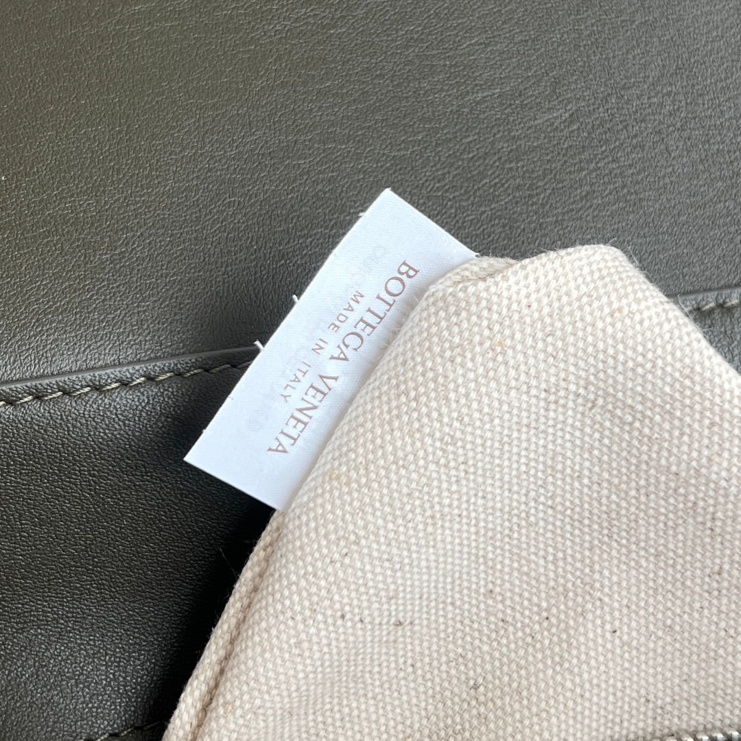 Bottega Veneta BV 815781V2HLD1208 Small Andiamo Messenger Green