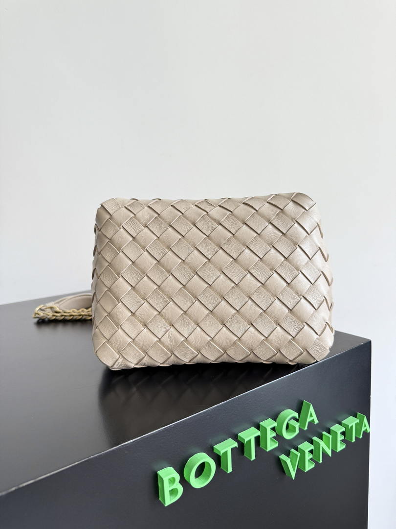 Bottega Veneta BV 817175V4SC59104 Small Parachute Chain Chalk