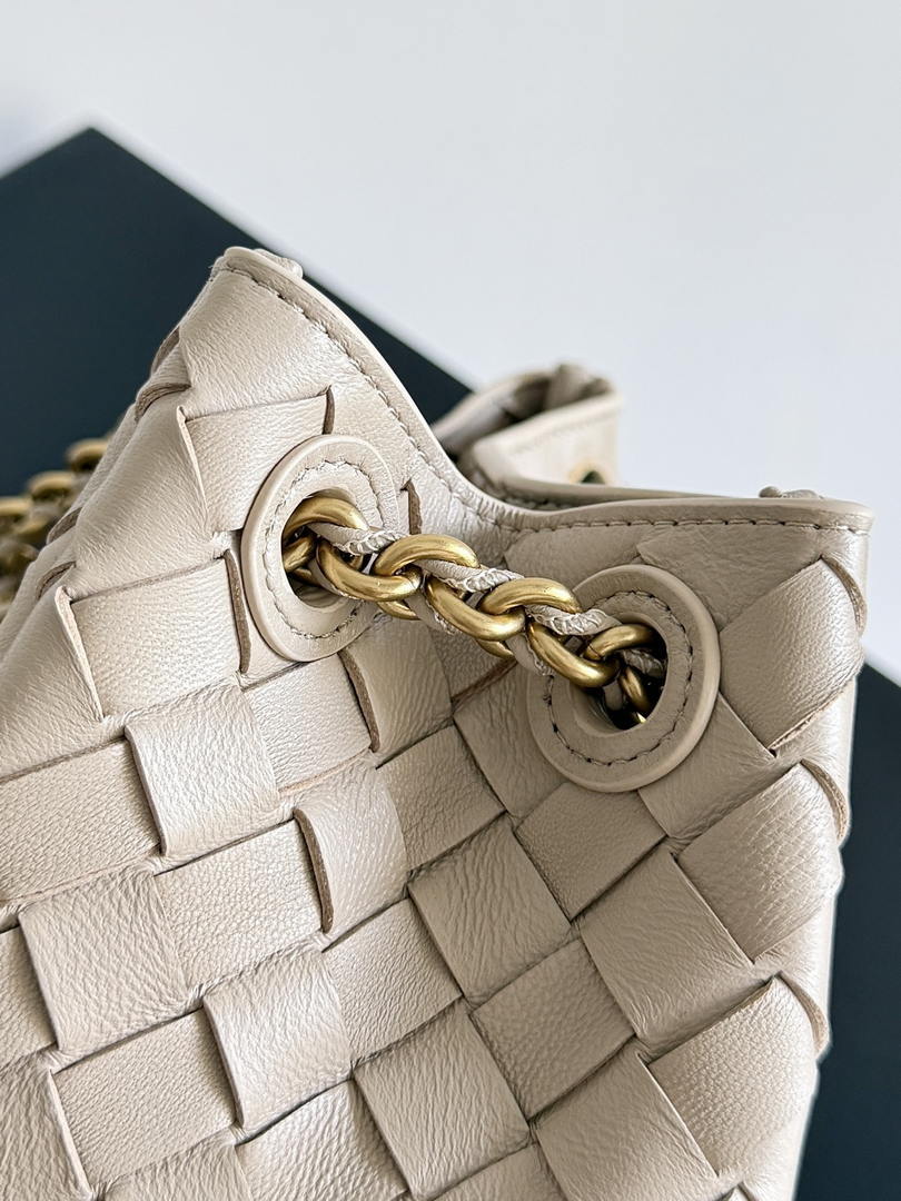 Bottega Veneta BV 817175V4SC59104 Small Parachute Chain Chalk