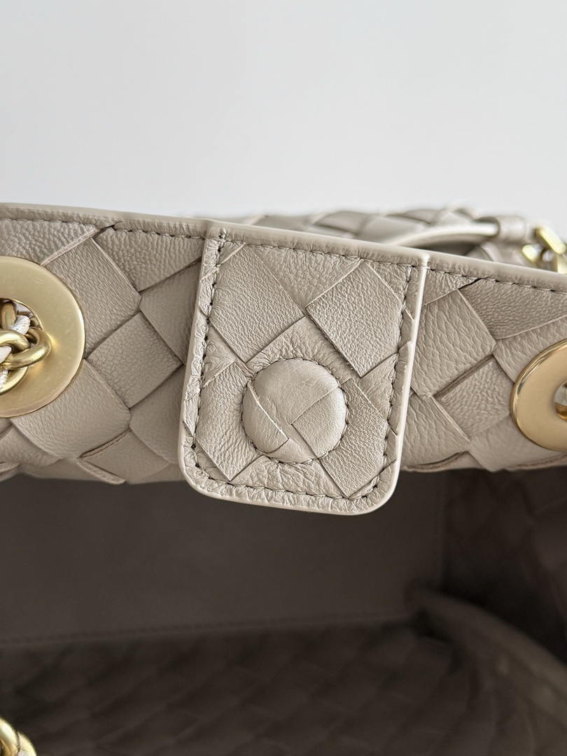 Bottega Veneta BV 817175V4SC59104 Small Parachute Chain Chalk