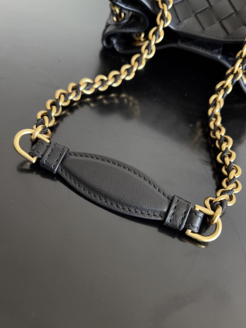 Bottega Veneta BV 817175V4SC59104 Small Parachute Chain Black