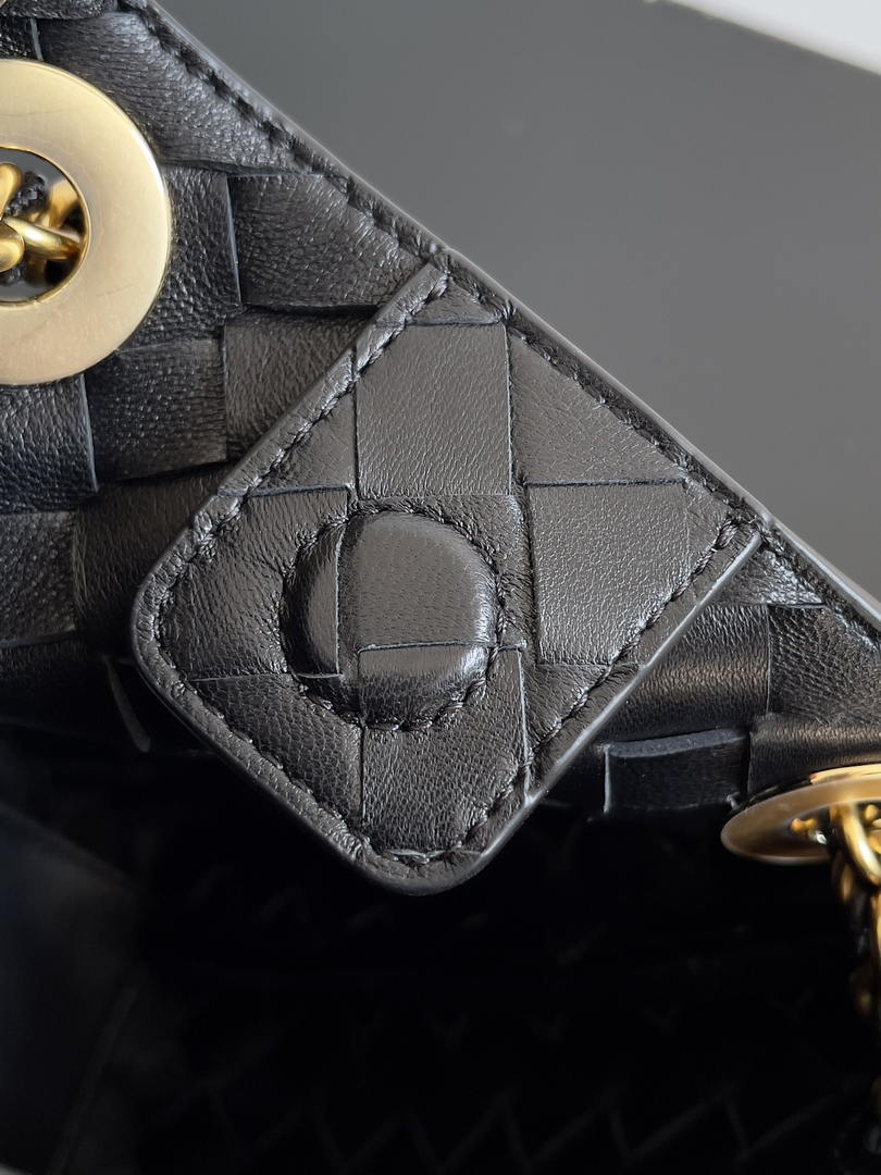 Bottega Veneta BV 817175V4SC59104 Small Parachute Chain Black
