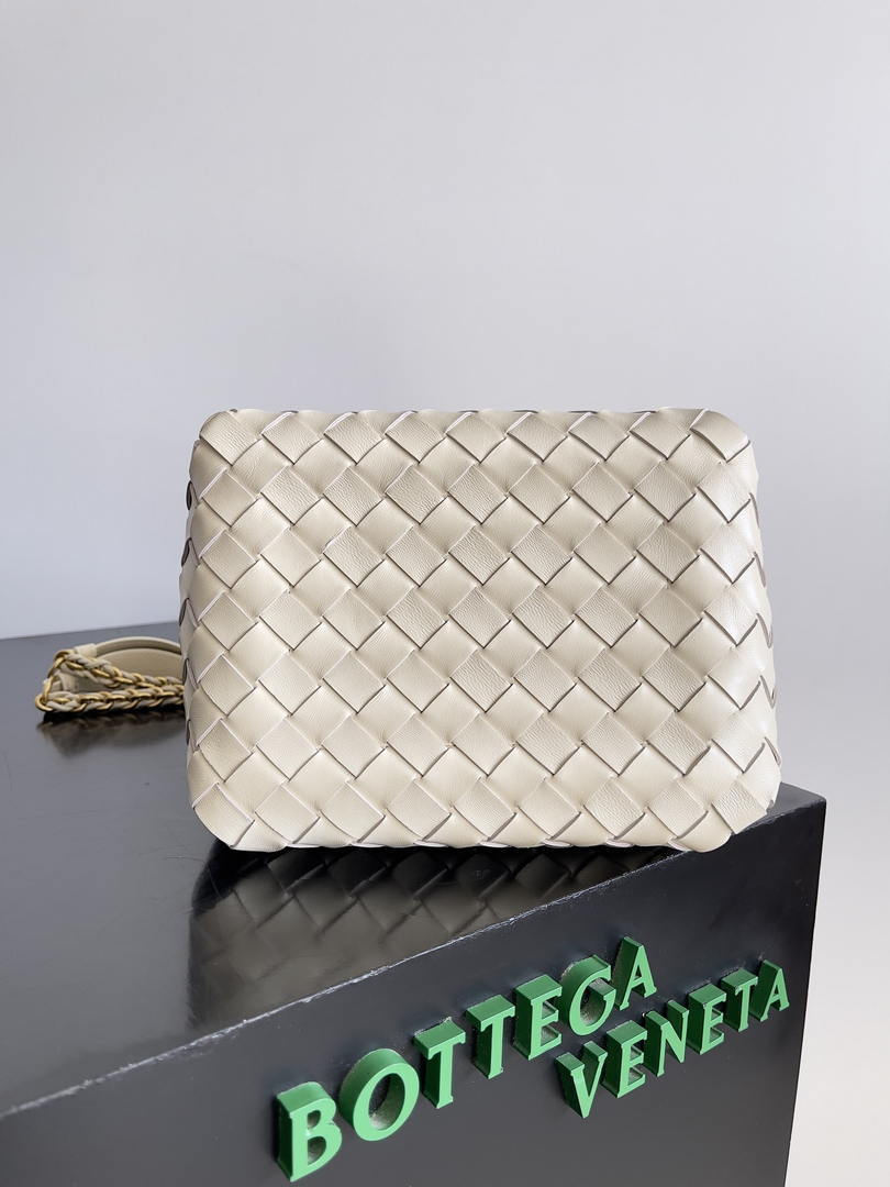 Bottega Veneta BV 817175V4SC59104 Small Parachute Chain Beige