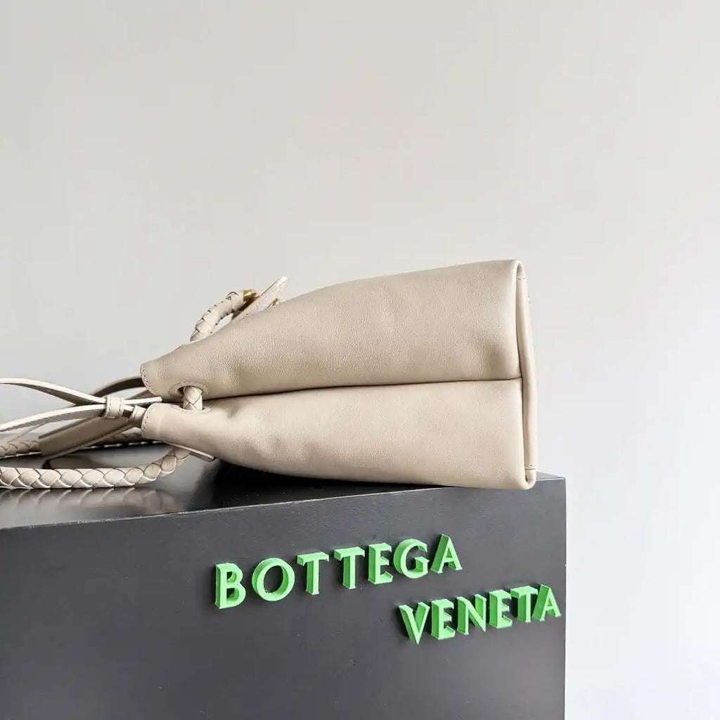 Bottega Veneta BV 817231  Medium Ciao Ciao Ecru