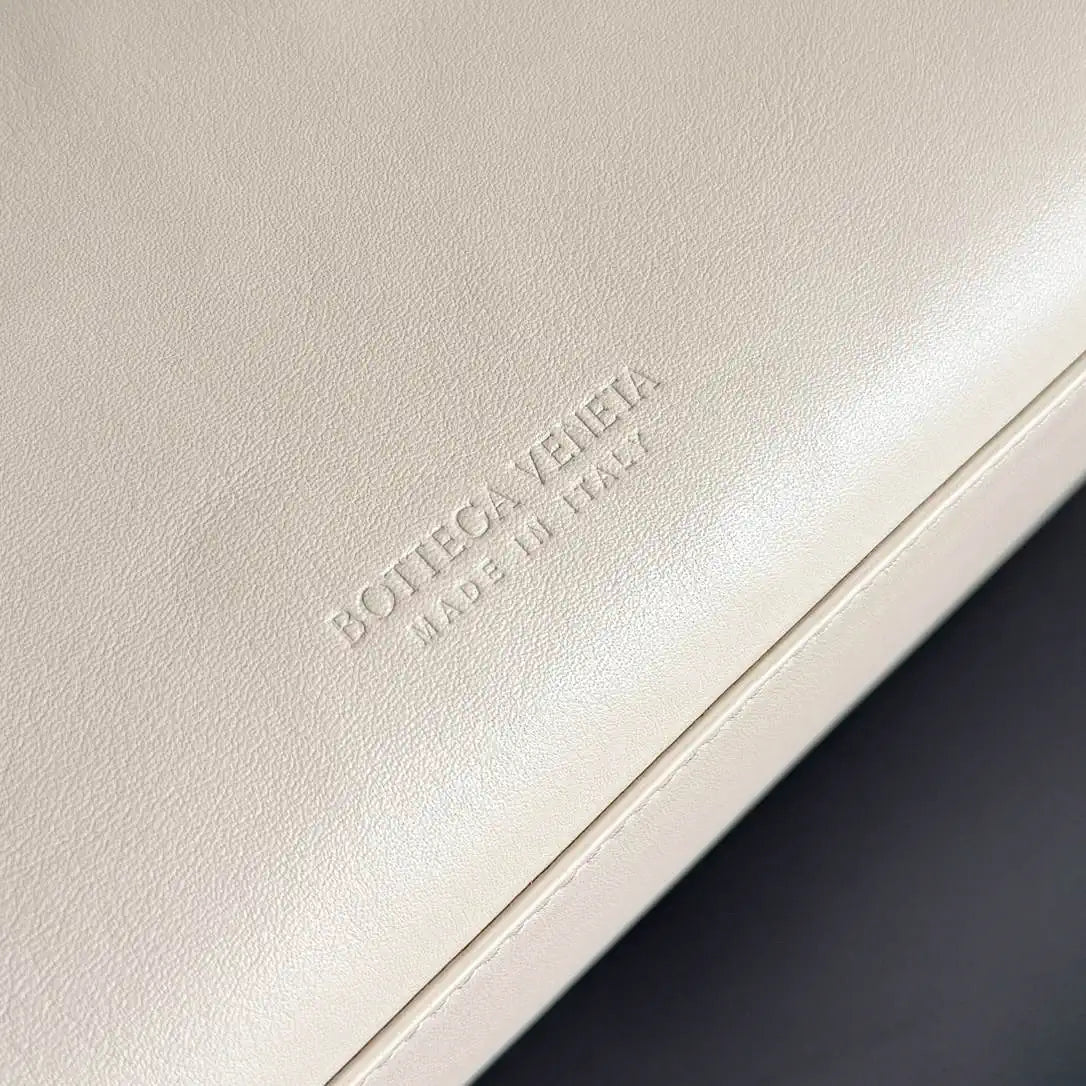 Bottega Veneta BV 817231  Medium Ciao Ciao Ecru