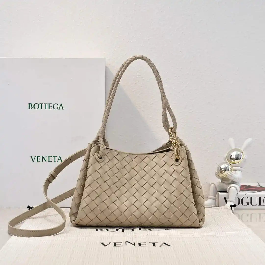 Bottega Veneta BV 835921 Medium Parachute BV92118