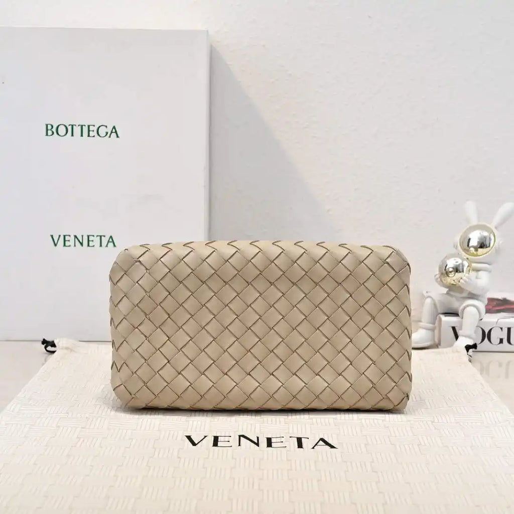 Bottega Veneta BV 835921 Medium Parachute BV92118