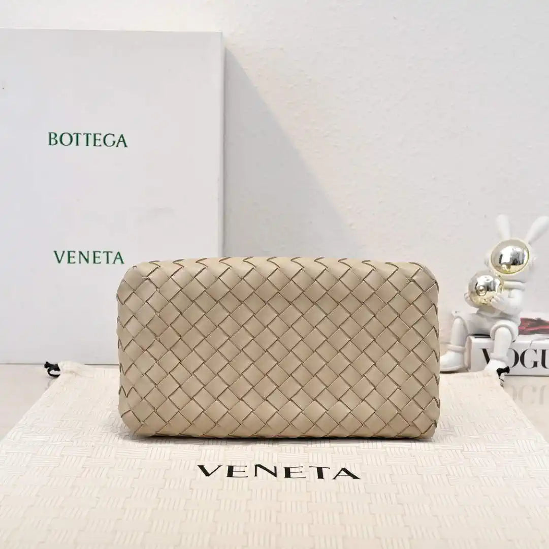 Bottega Veneta BV 835921 Medium Parachute BV92118