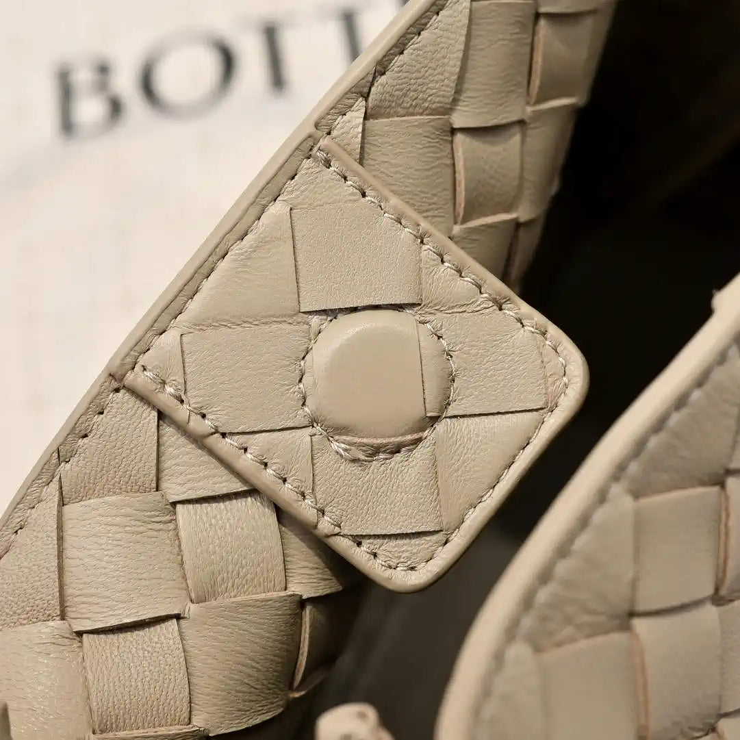 Bottega Veneta BV 835921 Medium Parachute BV92118