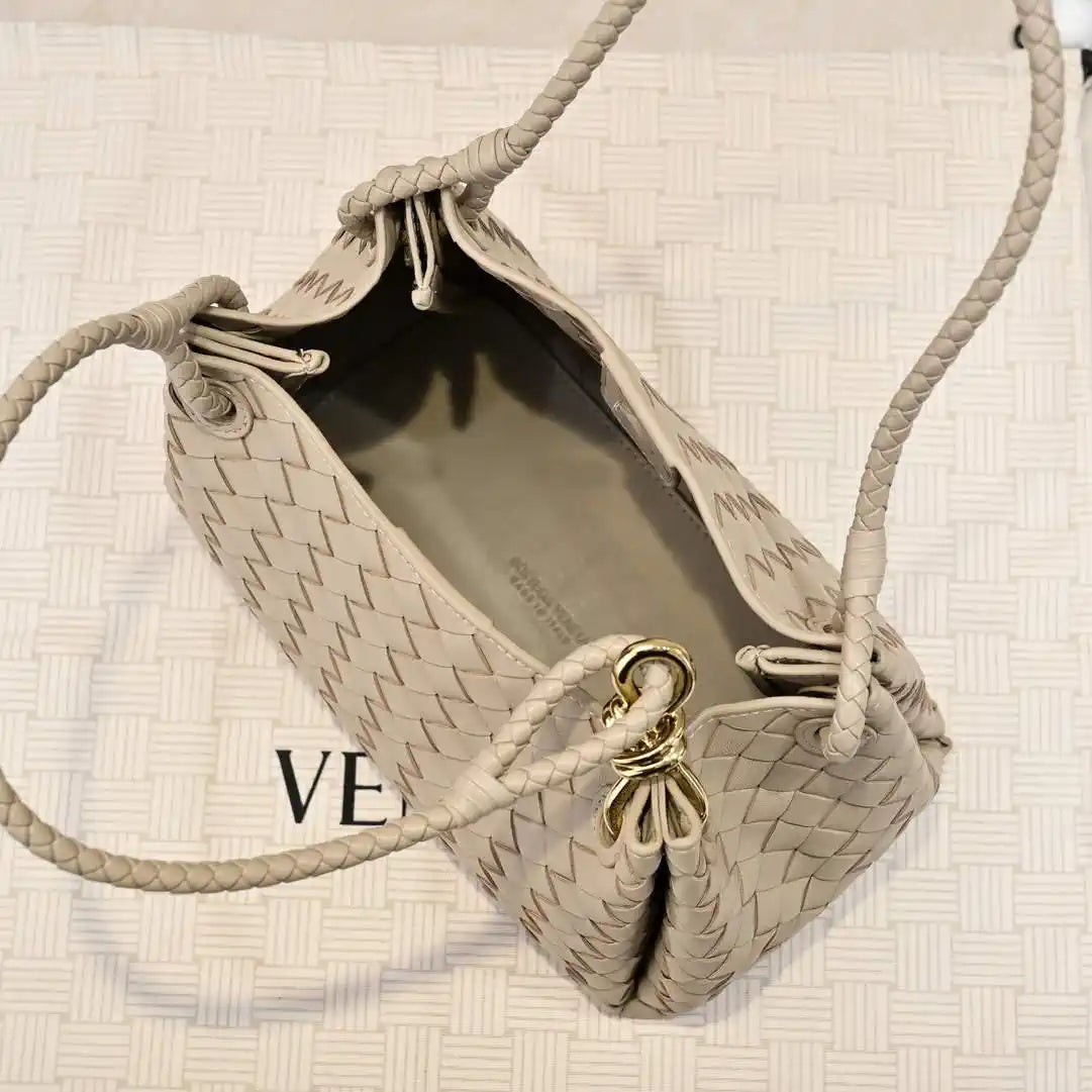 Bottega Veneta BV 835921 Medium Parachute BV92118