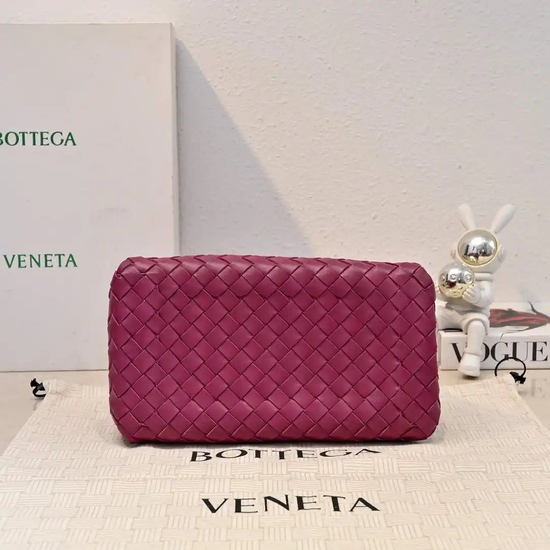 Bottega Veneta BV 835921 Medium Parachute BV92119