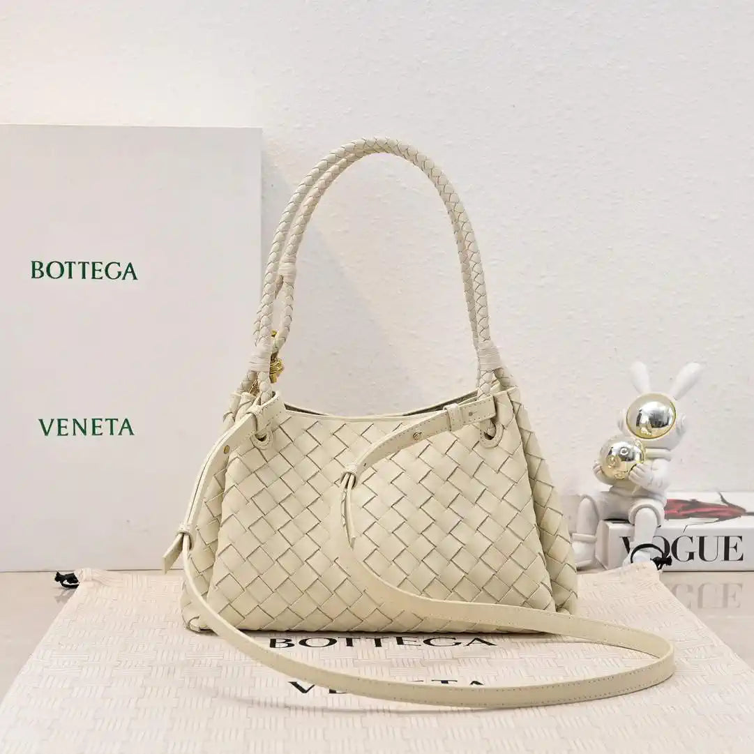 Bottega Veneta BV 835921 Medium Parachute BV92120