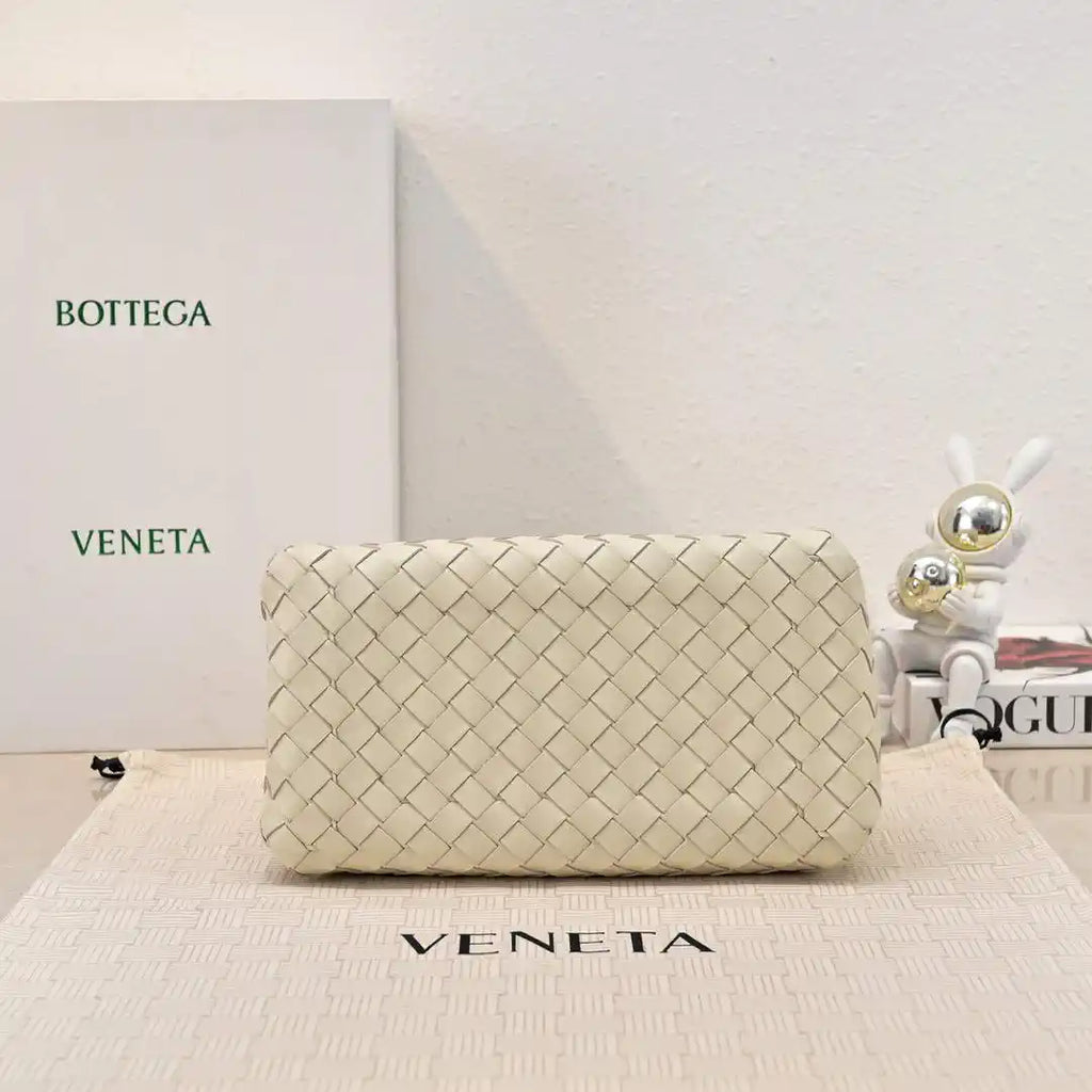 Bottega Veneta BV 835921 Medium Parachute BV92120