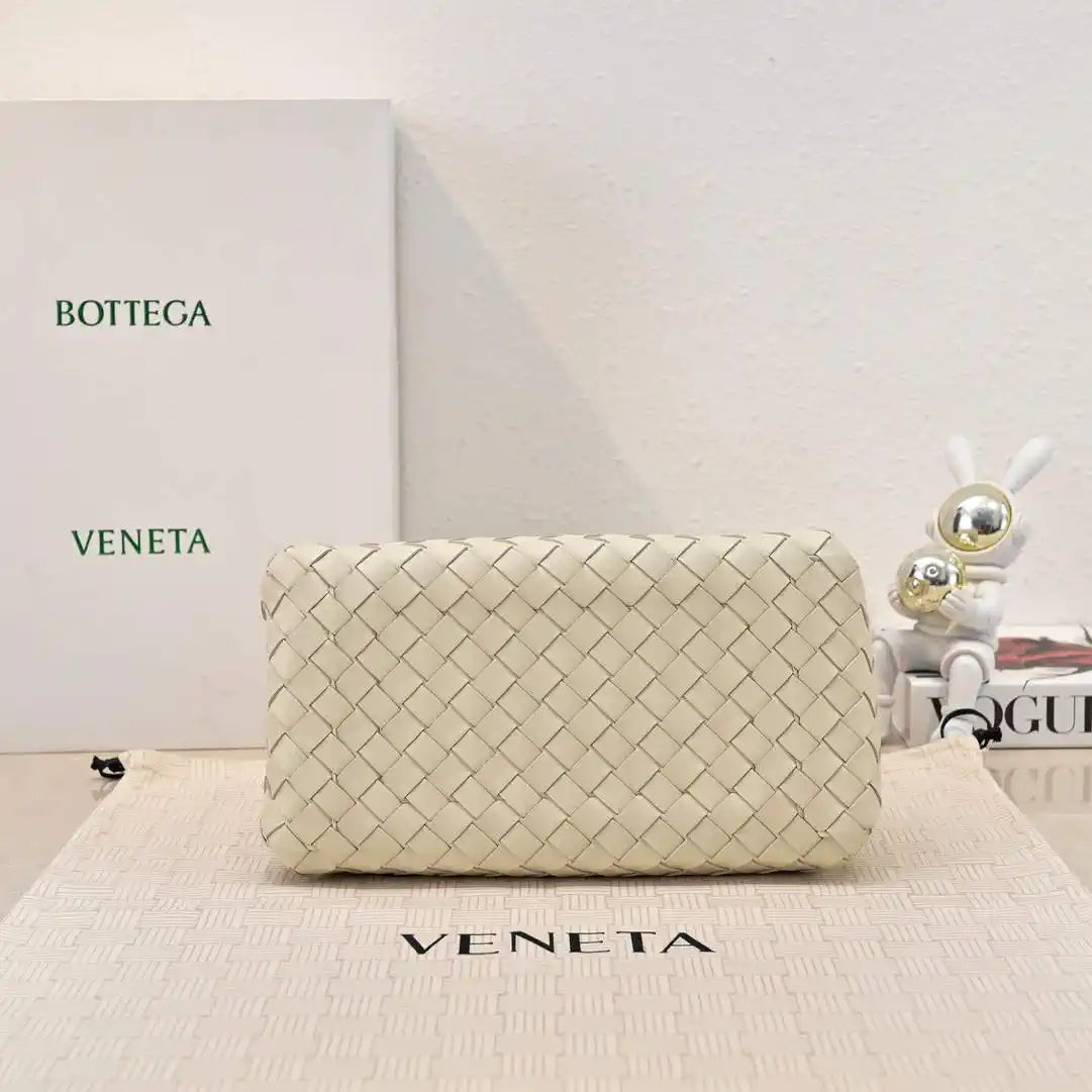 Bottega Veneta BV 835921 Medium Parachute BV92120