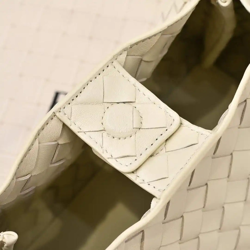 Bottega Veneta BV 835921 Medium Parachute BV92120