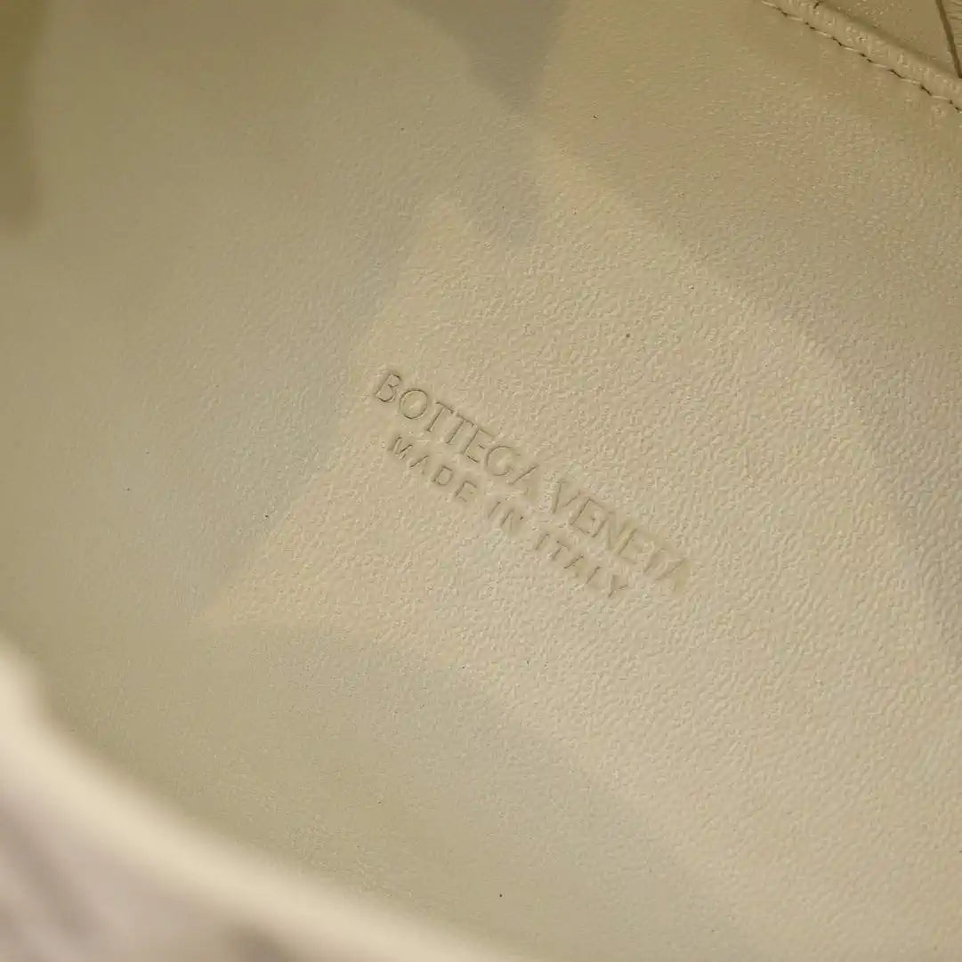Bottega Veneta BV 835921 Medium Parachute BV92120