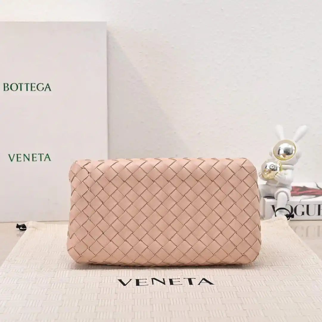 Bottega Veneta BV 835921 Medium Parachute BV92121