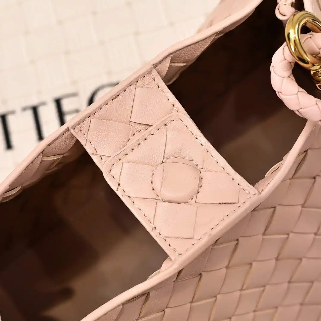 Bottega Veneta BV 835921 Medium Parachute BV92121