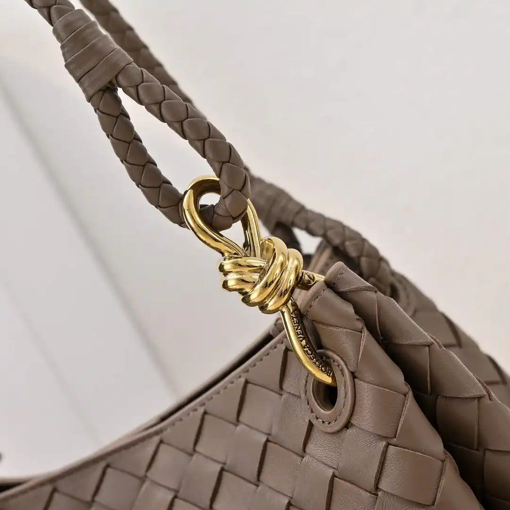 Bottega Veneta BV 835921 Medium Parachute BV92122