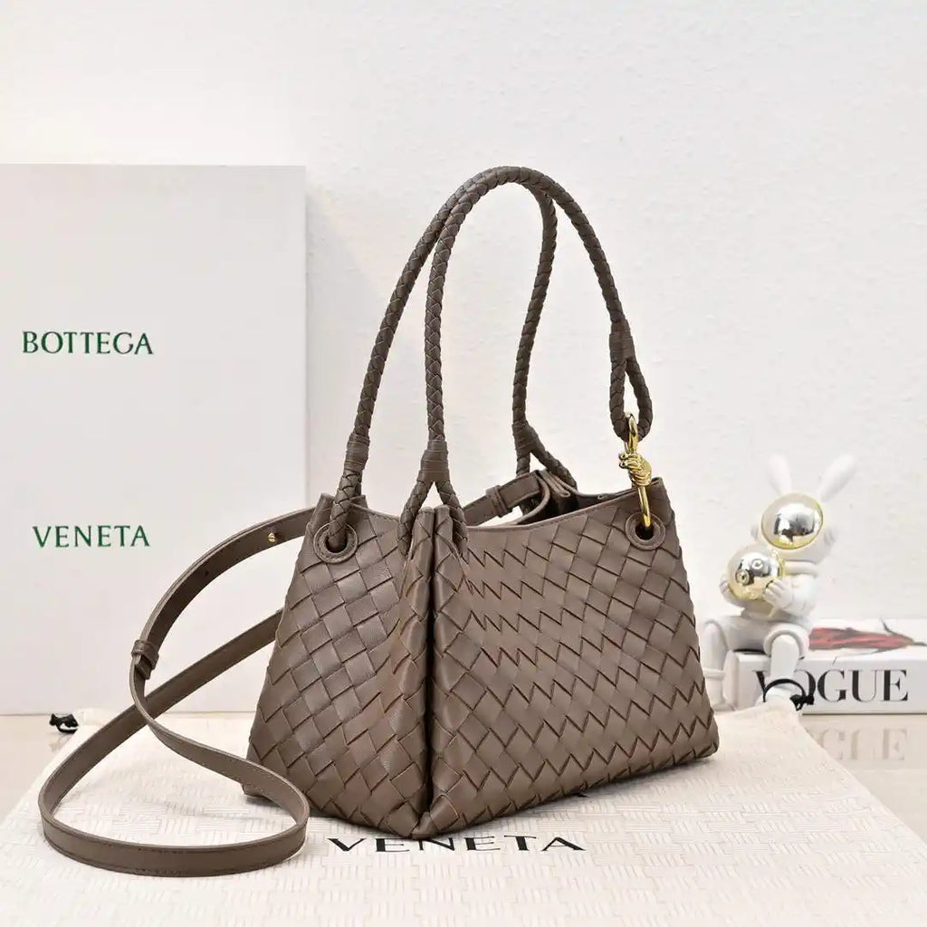 Bottega Veneta BV 835921 Medium Parachute BV92122